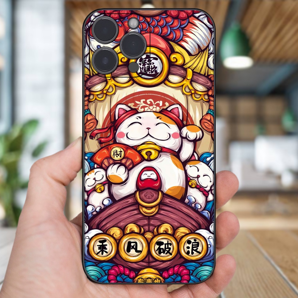 Ốp lưng iPhone 13 Pro Max dẻo đen cạnh vuông in hình Mèo Thần Tài dễ thương