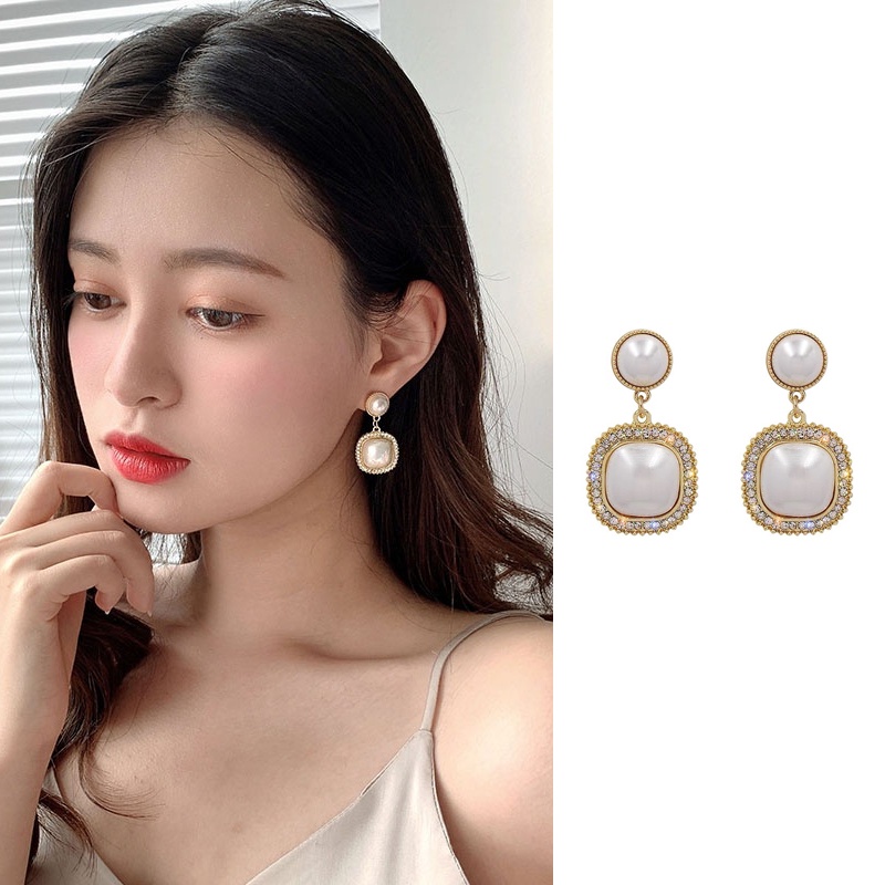 Khuyên tai ngọc trai giả thanh lịch