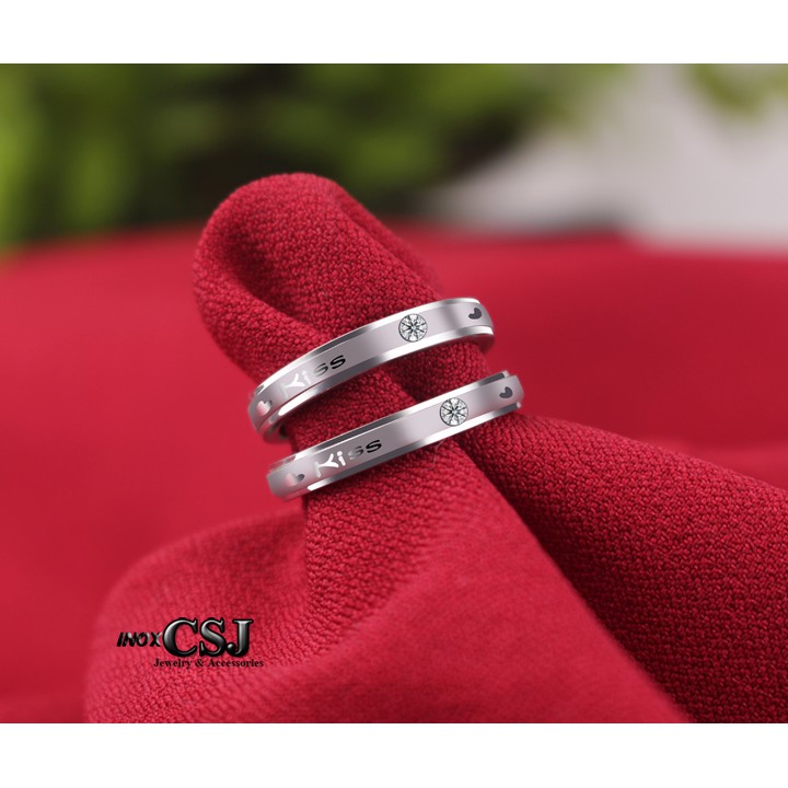 02 chiếc nhẫn cặp tình nhân inox cao cấp Kiss Love đính xoàn đẹp, không đen - tặng hộp đựng xinh xắn