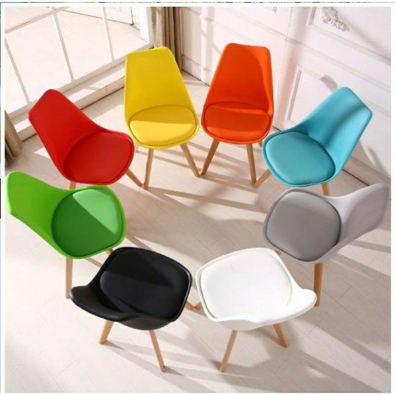 Ghế eames chân gỗ sồi có đệm