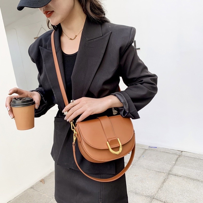 Túi đeo vai đeo chéo da pu bán nguyệt tag vàngFreeship