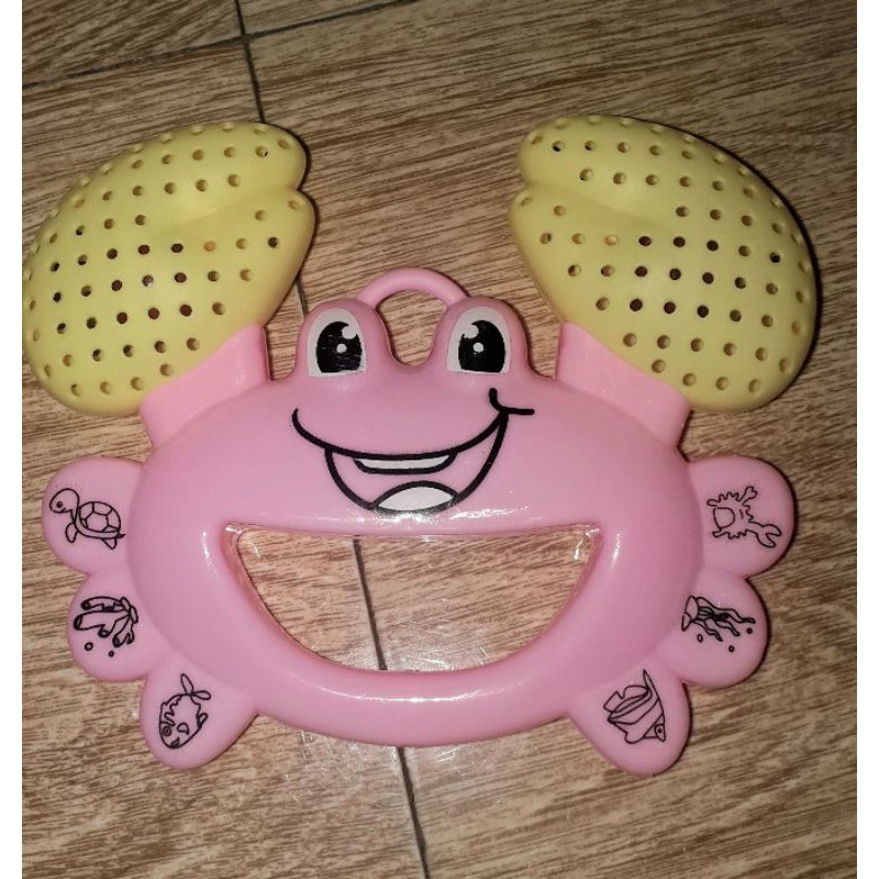 Một chiếc lục lạc_ lắc nhạc hình chú Cua bằng nhựa rất đẹp