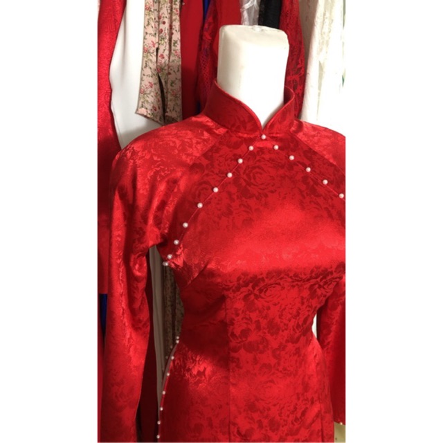 Cô dâu thêm phần xinh đẹp nữa, 1 phần là do những chiếc áo dài mặc lên tôn dáng phụ nữ Việt đó ạ