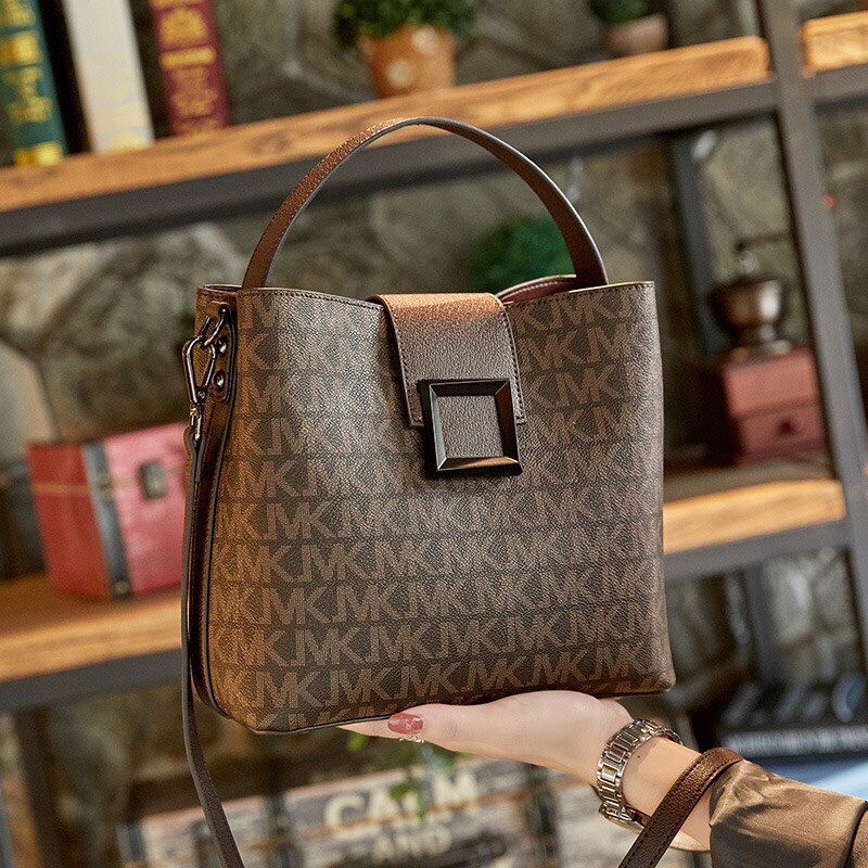 TÚI CÔNG SỞ HOẠ TIẾT MK NẮP VUÔNG, Túi Đeo Chéo,Đeo Vai Thời Trang Hàn Quốc Điệu Đà Sang Chảnh TM 10