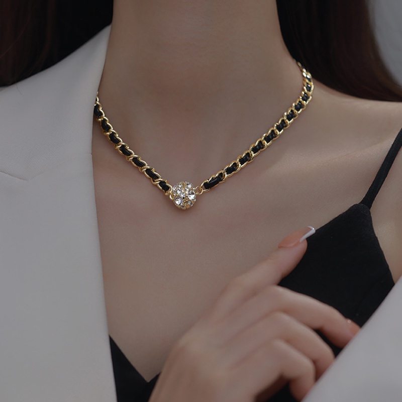 Vòng Cổ Dây Da Bện Mặt Quả Cầu Nam Châm Đính Kim Cương Lấp Lánh Thiết Kế Cá Tính Thời Trang Cho Nữ