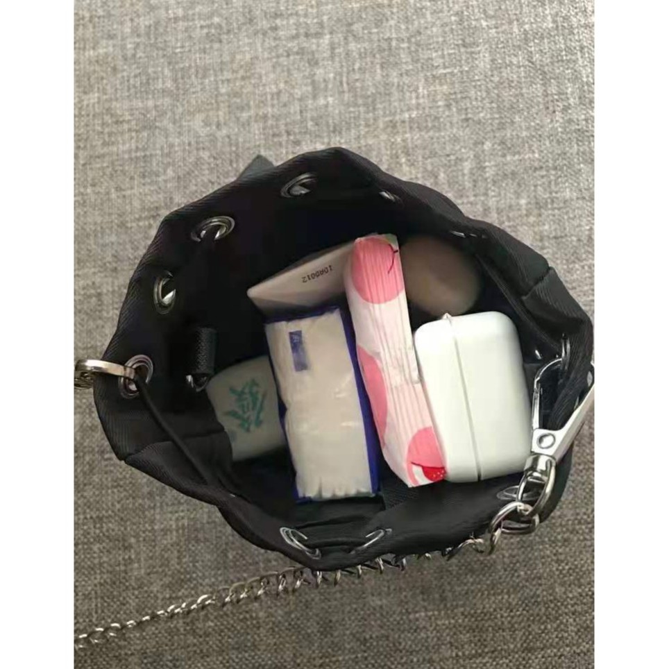 Túi Xách Prada Mini Phối Dây Xích Đeo Vai Cá Tính Cho Nam Và Nữ