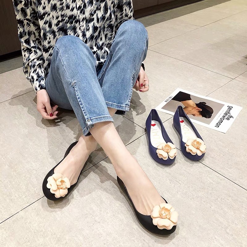 Giày búp bê nhựa dẻo thơm trong đính hoa trà - mẫu mới 2021