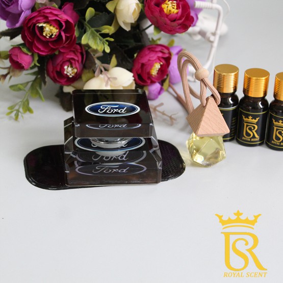 Miếng lót dán trên Taplo Ô tô để điện thoại và lọ nước hoa Royal Scent