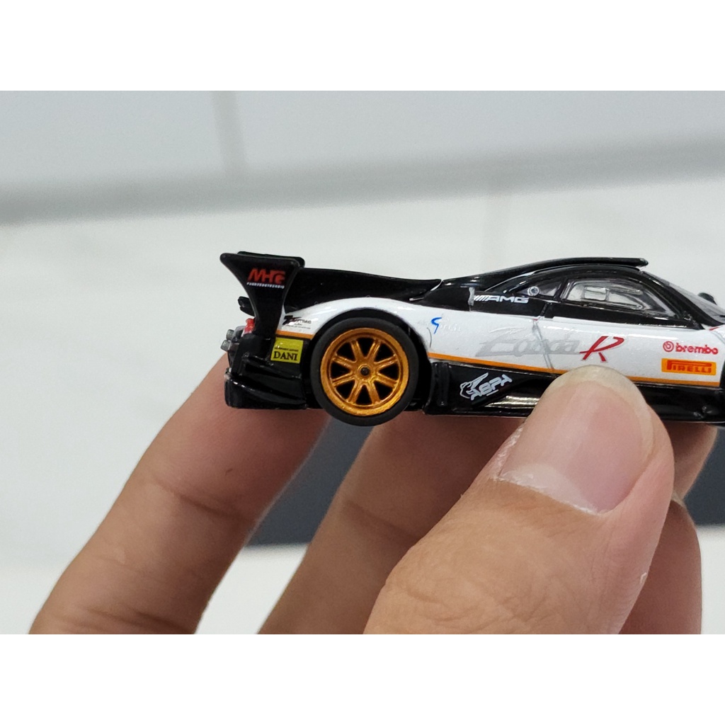 Xe Mô Hình Pagani Zonda Revolucion Bianco Benny 1:64 Tarmac Works
