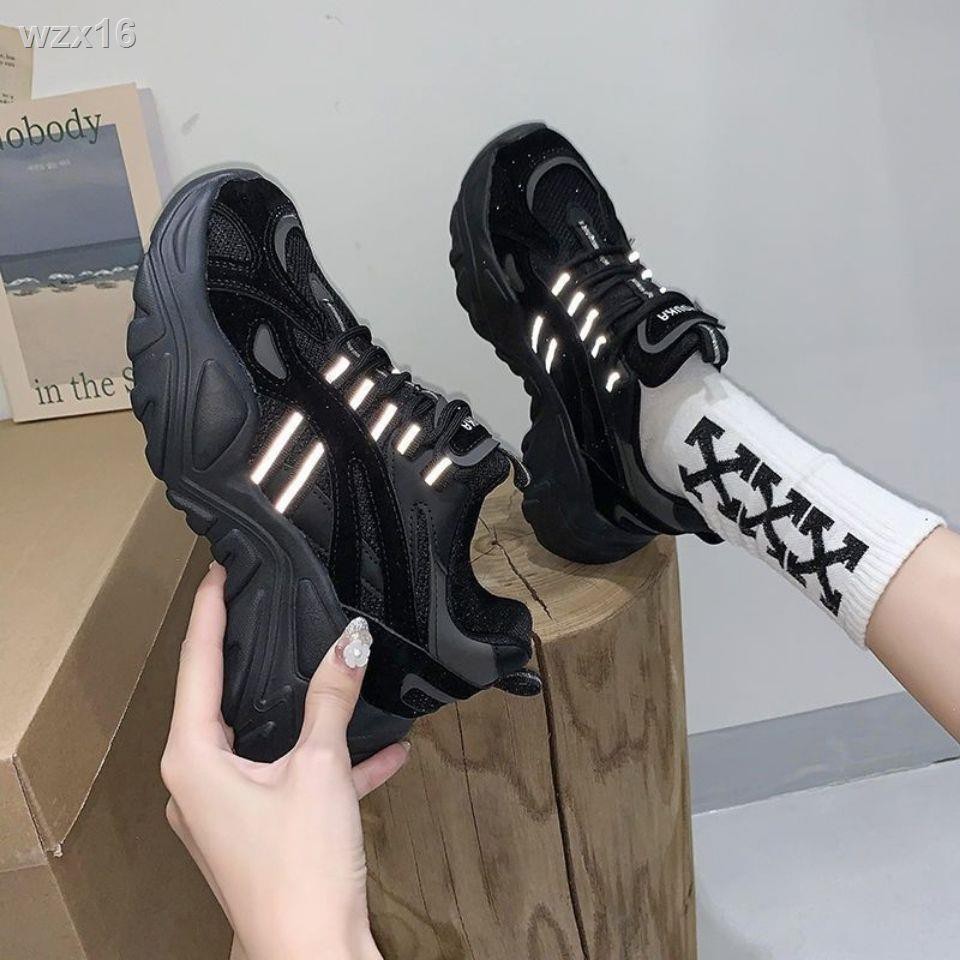 Hot girl Hàn Quốc giản dị ins siêu nóng và tối Mang giày thể thao dạo phố cực ngầu, chất, hoang dã, mọi cổ màu đen