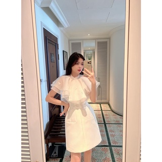 Đầm trắng cổ trụ bèo ngực đính hoa onec