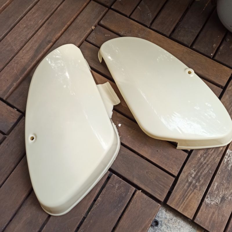 Cốp nhựa 81 không sơn kèm dây viền cốp với cặp ốc cốp 81