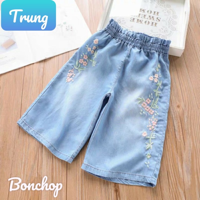 Quần jean ống suôn thêu hoa Qua gối. Dạng cultutoz