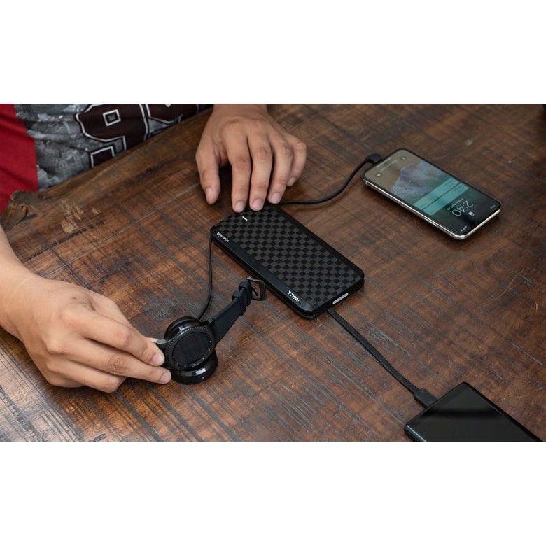 Pin sạc dự phòng Iwalk scorpion 12000 mAh sạc nhanh , có sẵn cáp sạc qua sử dụng fullbox