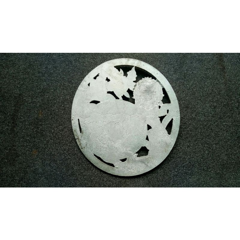 Phù điêu nhôm sư tử ôm quả cầu kích thước 45 cm x 48 cm , chất liệu nhôm hợp kim . Dành cho cơ khí sắt mỹ thuật cửa