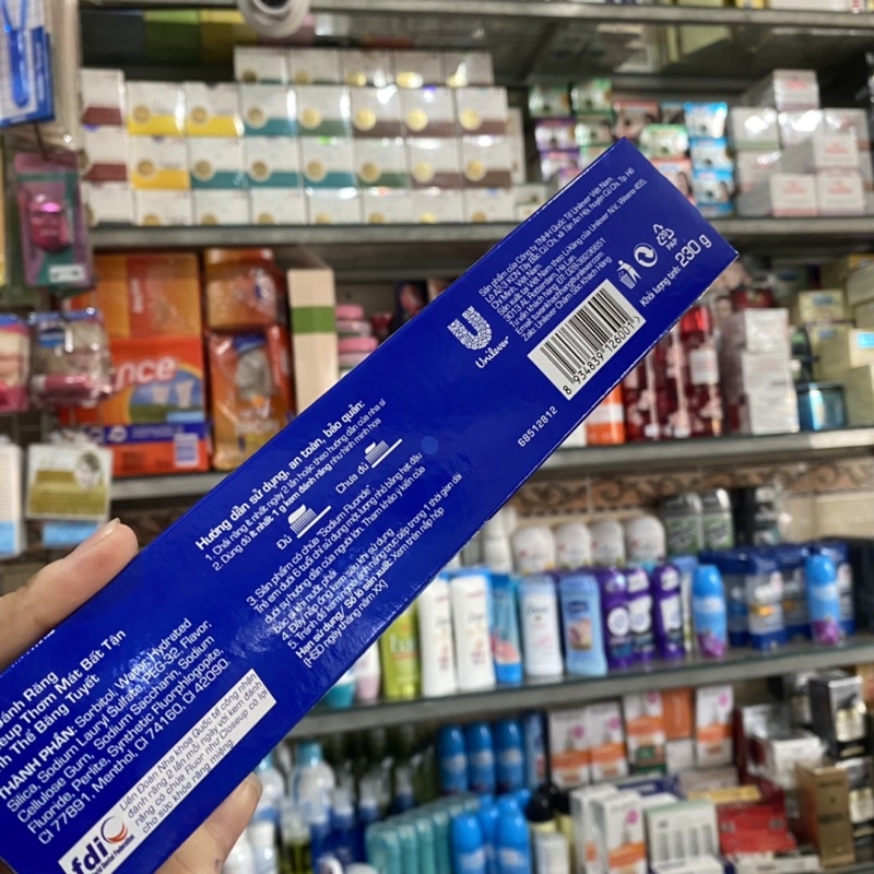 Kem đánh răng Closeup tinh thể băng tuyết thơm mát bất tận 230g