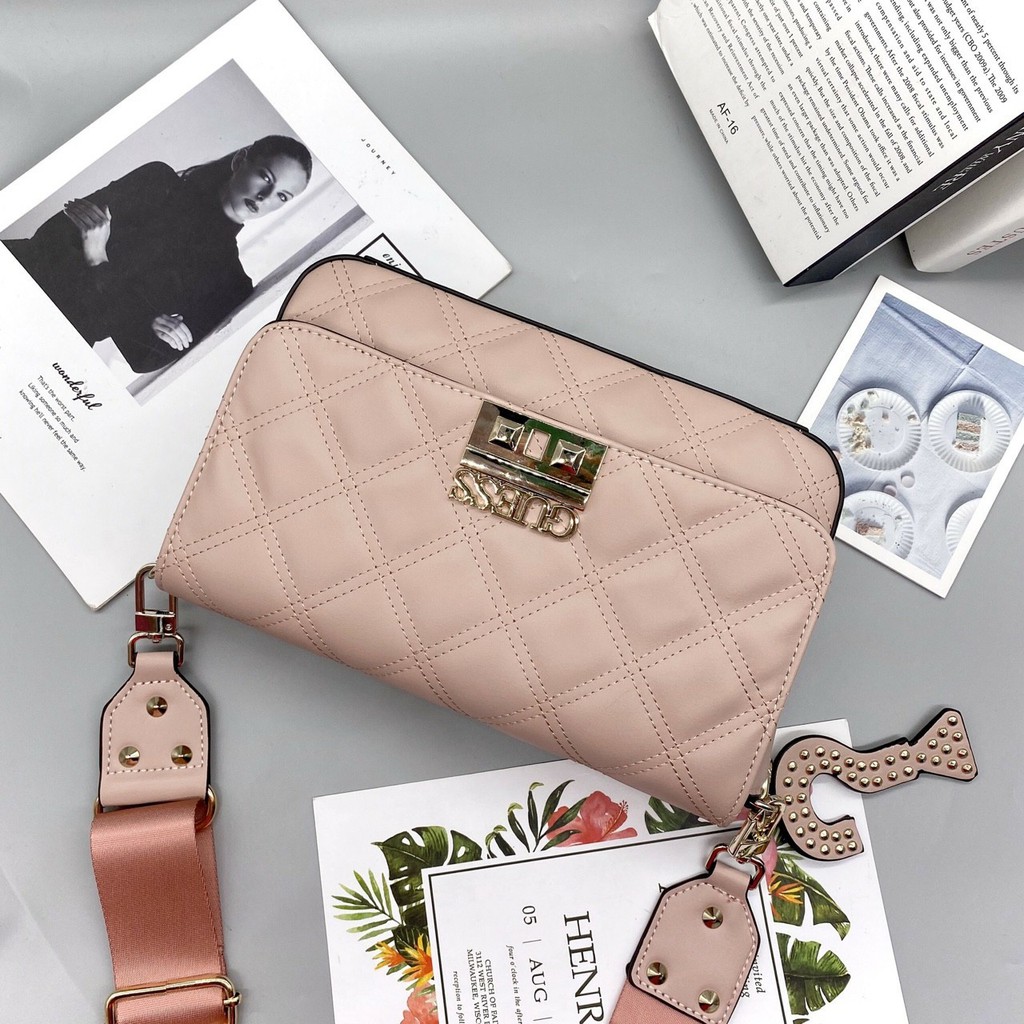 TÚI XÁCH GUESS CHẦN KHOÁ VUÔNG