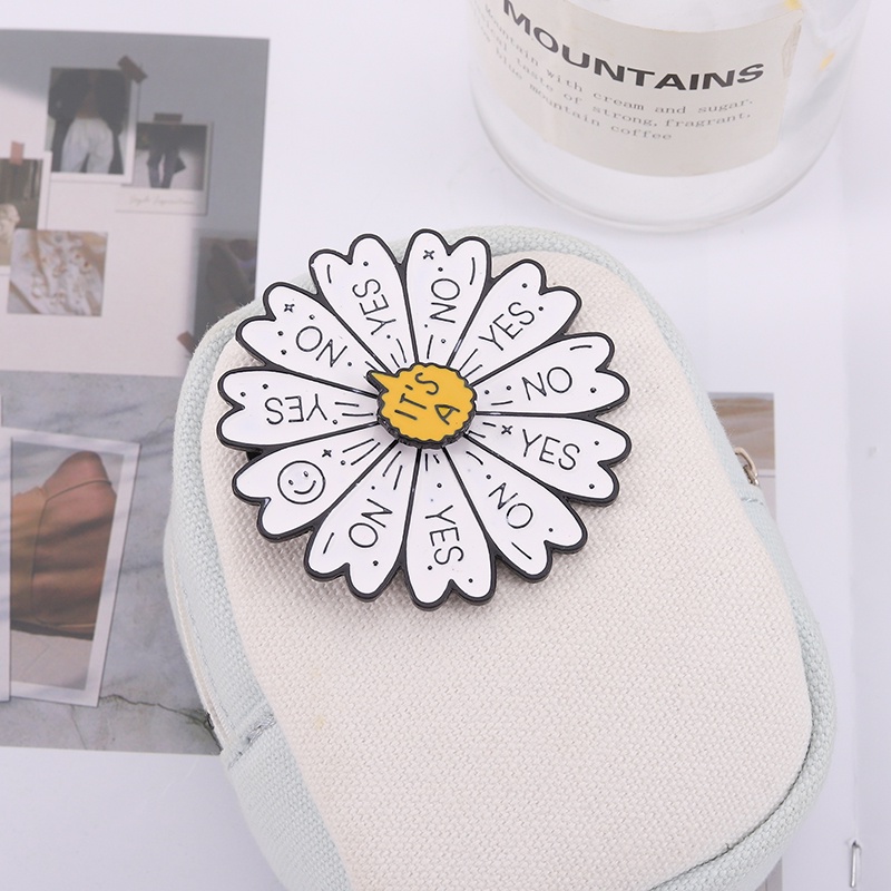 Ghim Cài Áo Hình La Bàn / Hoa Cúc Tráng Men Tinh Tế