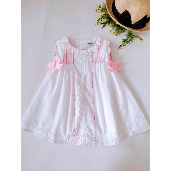Váy đầm trắng cổ tròn đính nơ hồng cho bé gái