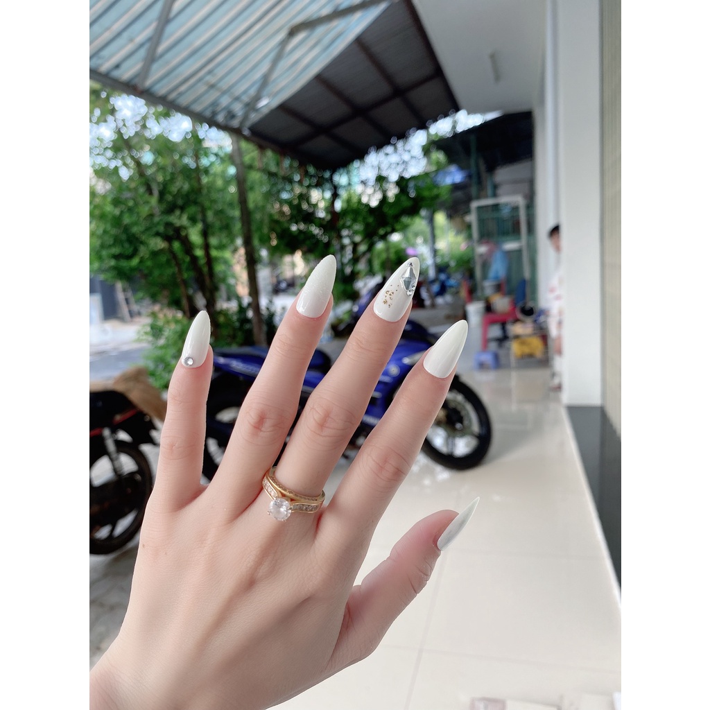 Nail box tông trắng sang chảnh