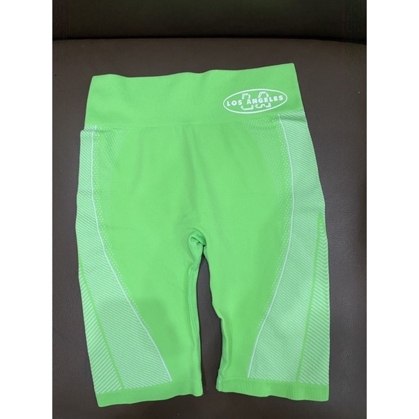 Biker Undiz xanh cốm Neon dài trên đầu gối