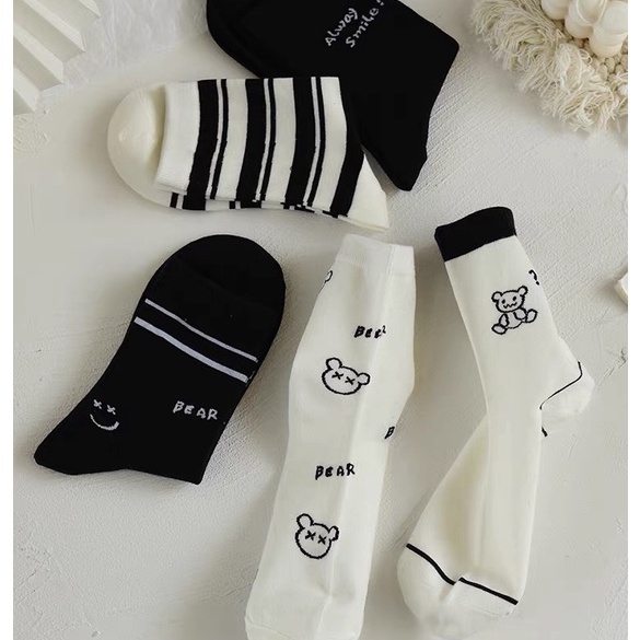 Tất nữ cổ cao họa tiết đáng yêu, tone màu trắng đen đơn giản, trẻ trung, chất liệu co dãn, thấm hút mồ hôi