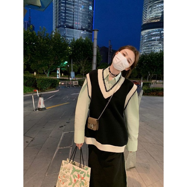 Áo Dệt Kim Sát Nách Cổ Chữ V Màu Đen Tương Phản Cho Nữ