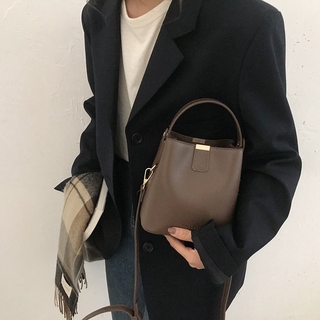 ✼all-match ins messenger bag nữ 2020 mới thời trang sành điệu túi xô màu đỏ lưới thiết kế ngách xách một vai
