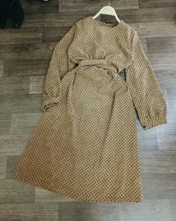 Váy nhung bi xoắn eo