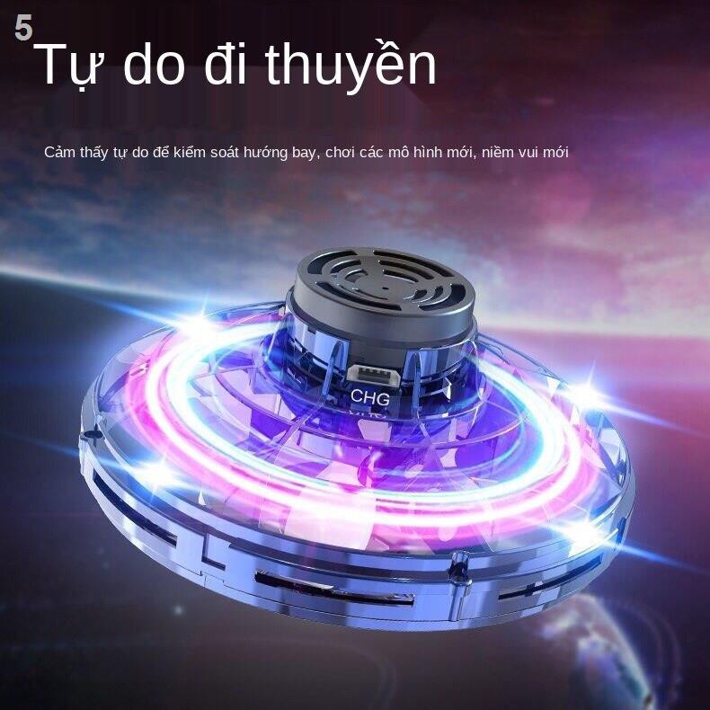 Bay con quay hồi chuyển ngón tay sáng tạo mới xoay đĩa giải nén công nghệ đen đồ chơi UFO trong nhà và ngoài trời