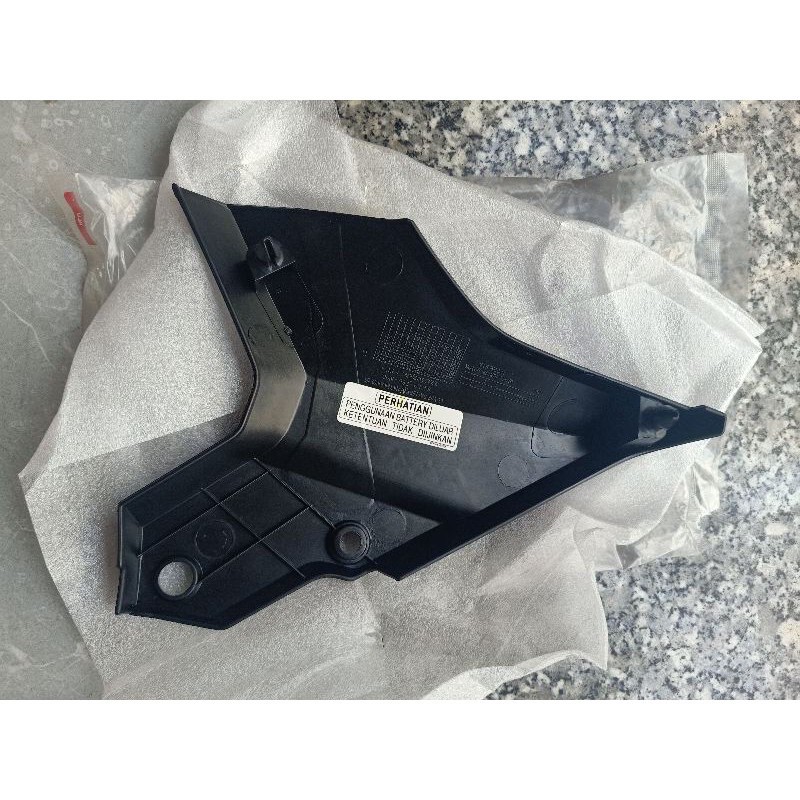 nhựa nhám che bình ắcquy honda sonic 150r chính hãng
