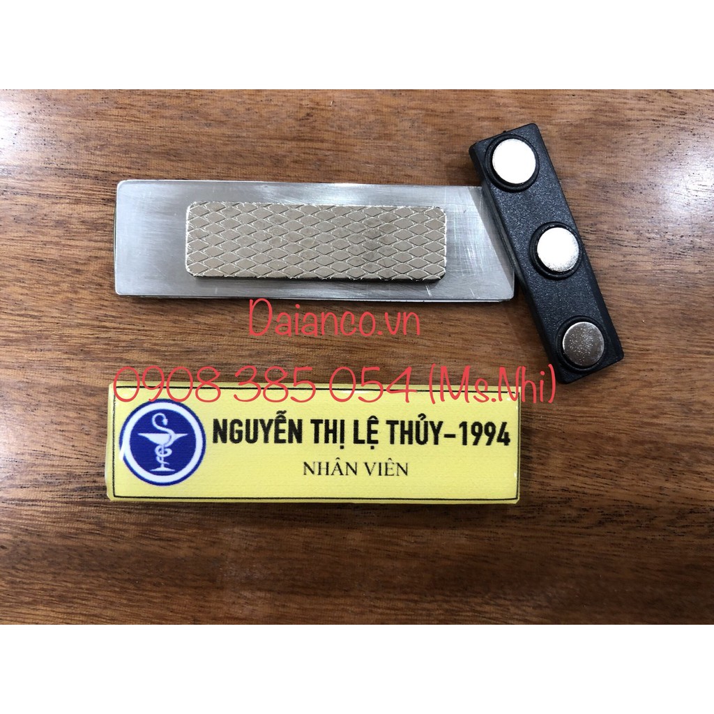 Bảng tên nhân viên cài áo chất liệu inox đổ keo trong suốt