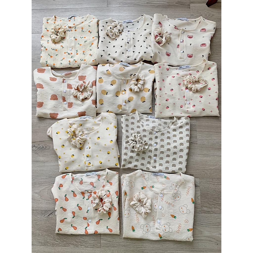 Bộ đồ chất xốp cổ tròn phối cúc dọc ngực