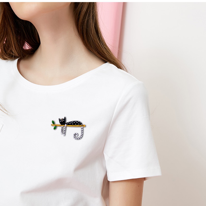 Ghim cài áo hình chú mèo đen / trắng ngồi trên nhành cây dễ thương dành cho nữ