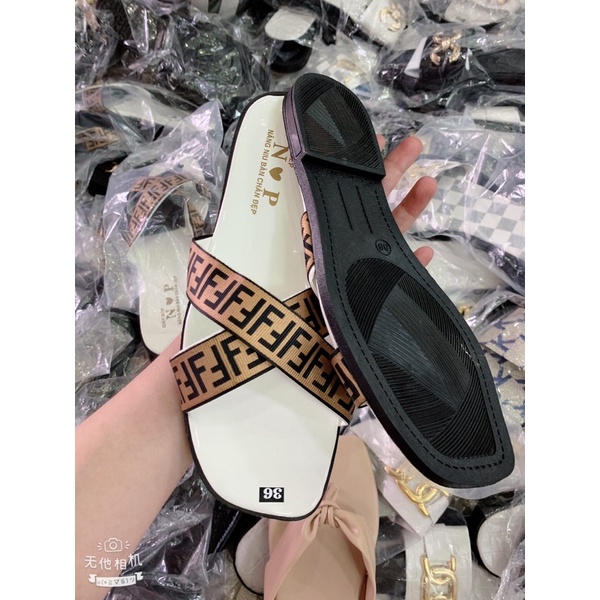 dép quai chéo đen fen dy nền trắng đầu tròn. bao bền đẹp. nắng mưa đều mang được. cam kết như hình. ( hình tự chụp )