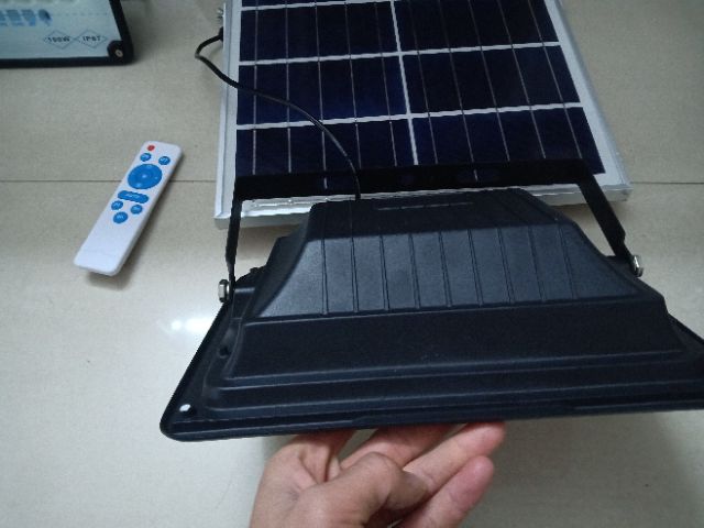 Đèn Led Pha Năng Lượng Mặt Trời Solar Lamp 200W ...Vỏ nhôm tản nhiệt, mặt kính cường lực,  hiển thị % PIN khi sạc, | BigBuy360 - bigbuy360.vn