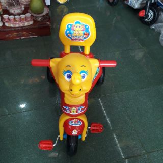Xe ba bánh cho bé vận động