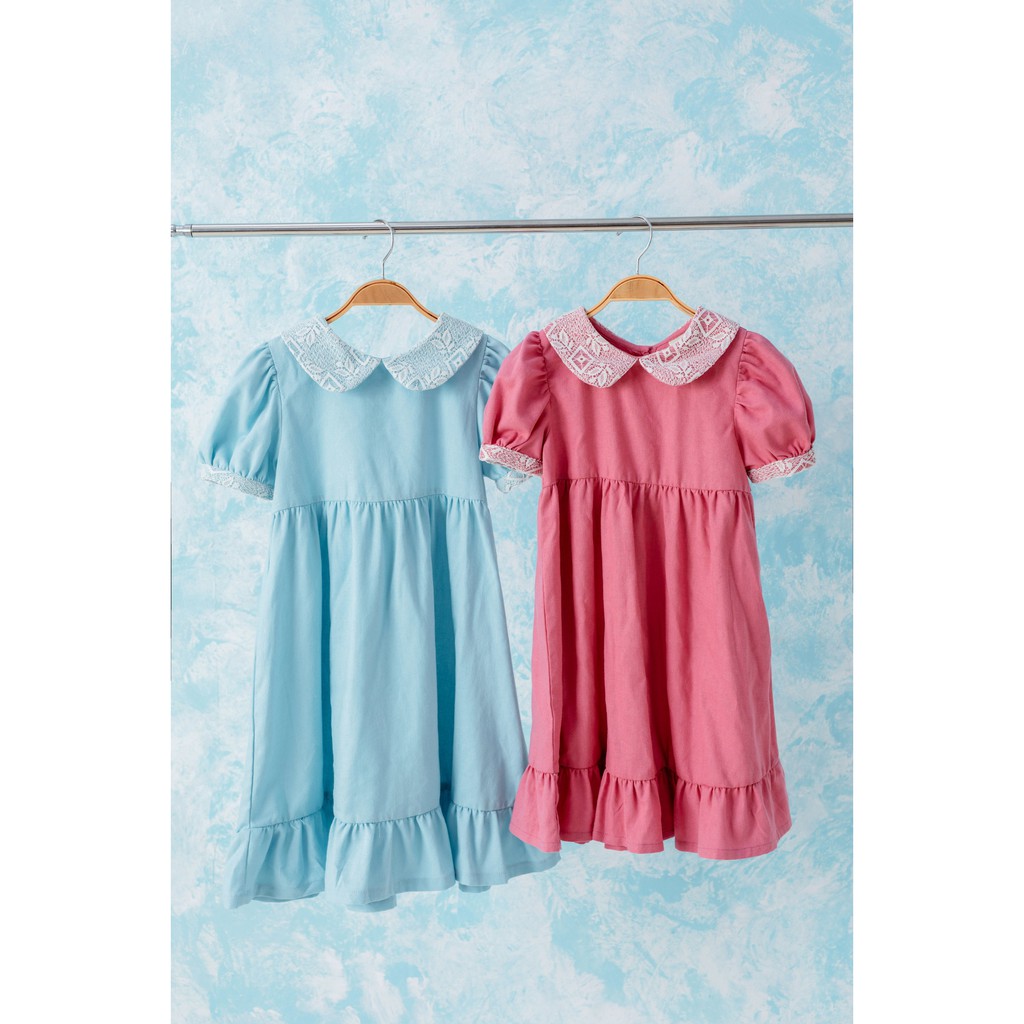 [LITTLE PINK] CAROLINE DRESS - Váy cổ sen đắp ren bé gái