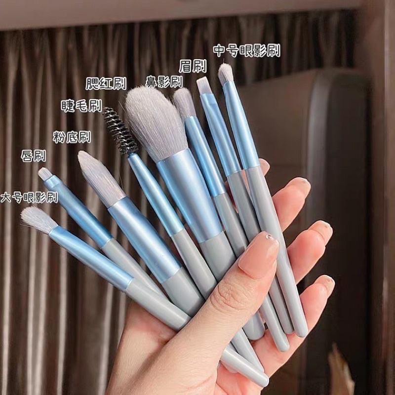 com bo bộ cọ mini 8 cây siêu cute bỏ túi rất gọn  tiện lợi khi mang theo đi du lịch , giúp bạn luôn tươi tắn rạng ngời