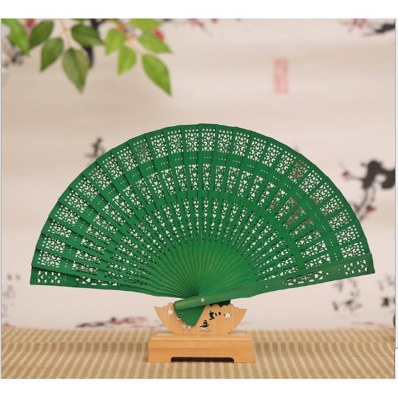 Quạt gỗ đàn hương dùng để trang trí oản, trang trí ngày tết và làm đạo cụ chụp ảnh