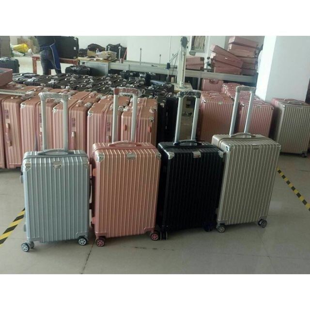 Combo Vali RIMOWA size 20 và 24. Chống xước và chống va đập. Góc bằng inox ko rỉ . Hàng có sẵn, ko cần order