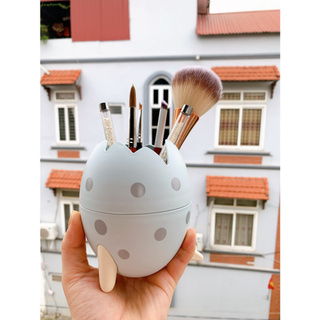 Cốc đựng cọ sang chảnh.