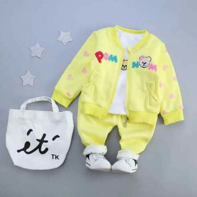 Bộ đông bé gái set 3 chi tiết rời dễ dàng cho bạn phối cho bé đi học, đi chơi thậm chí ở nhà. Chất vải vừa phải, nhẹ, ấm