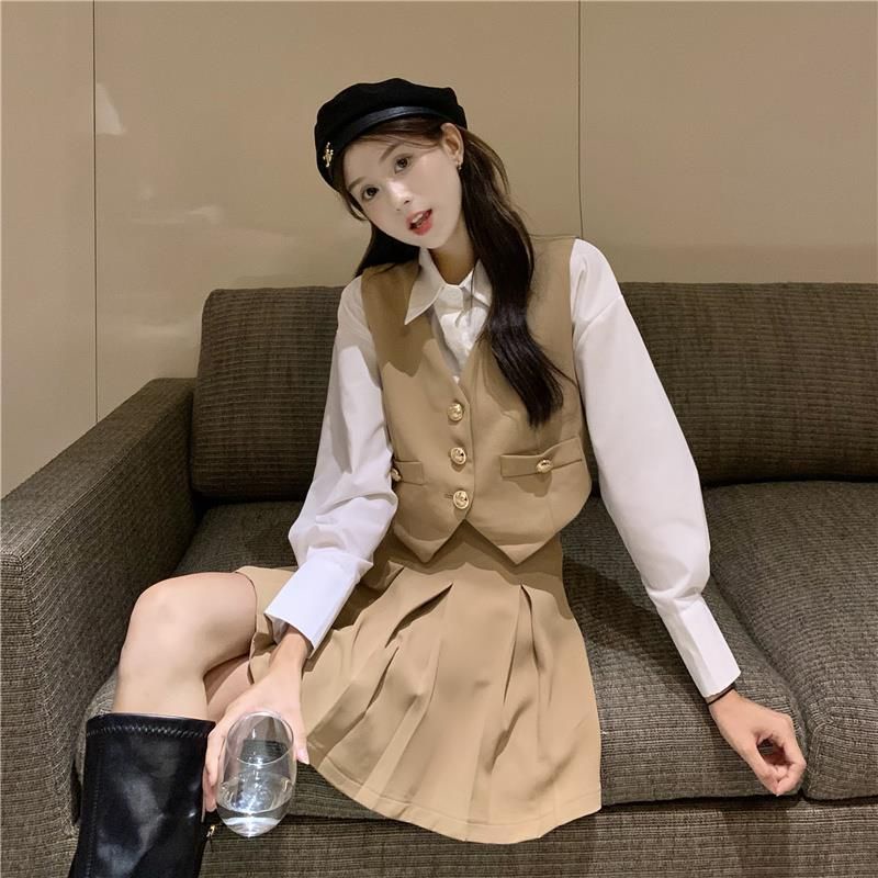 Set sơ mi gile và chân váy tennis. Ảnh thật