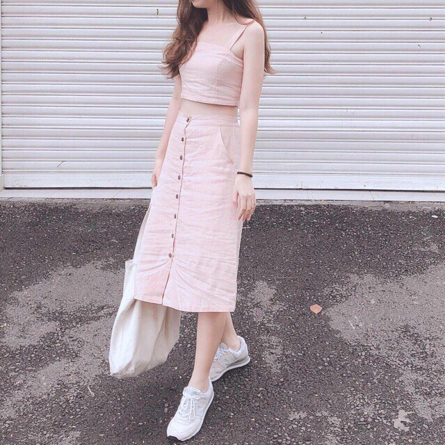 (TRI ÂN HOT) SET ÁO 2 DÂY CROPTOP MIX CHÂN VÁY CÚC ĐEN BE | BigBuy360 - bigbuy360.vn