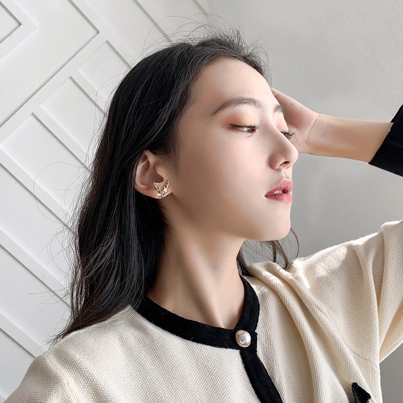 Khuyên tai mạ bạc 925 họa tiết tuần lộc duyên dáng cho nữ