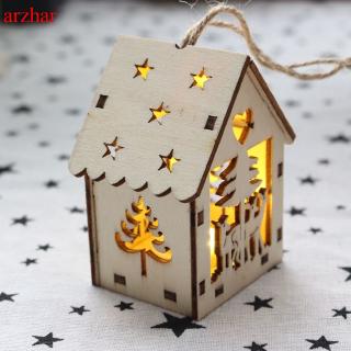 Ngôi nhà gỗ có đèn LED treo trang trí cây thông Noel
