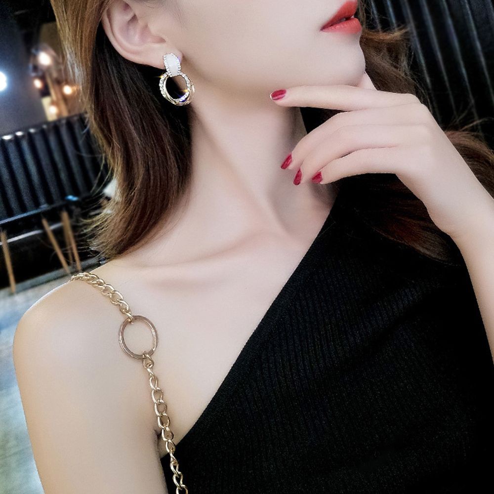 Khuyên tai kiểu dáng độc đáo thời trang cho nữ