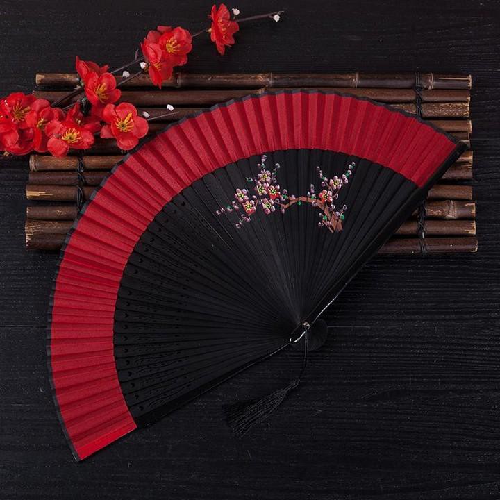 Quạt cổ trang viền đỏ hoa đào