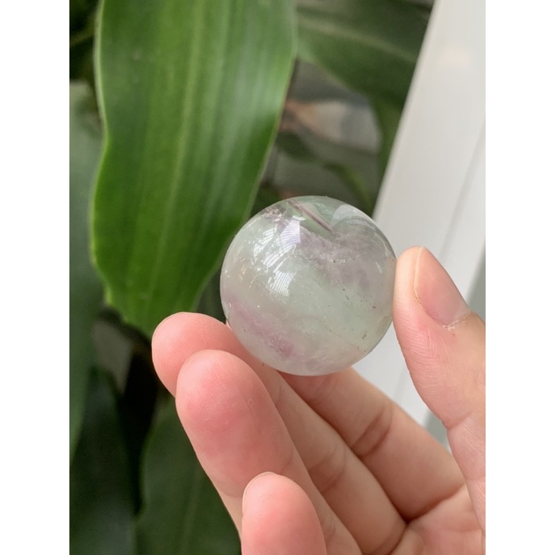 Bi cầu fluorite xanh trong nhẹ đường kính 3 cm kèm đế thuỷ tinh